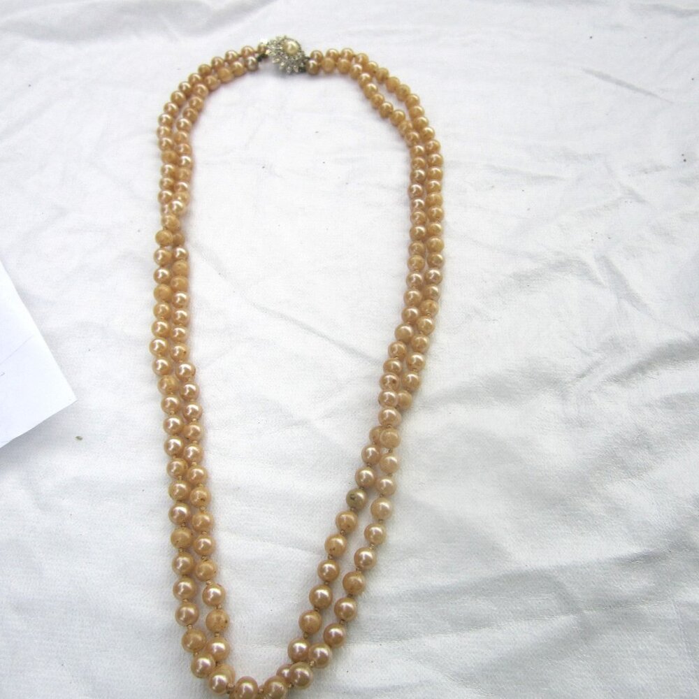 VTG MARVELLA DBL STRAND FAUX PEAR NECKLACE W/DECORATIVE CLOSURE